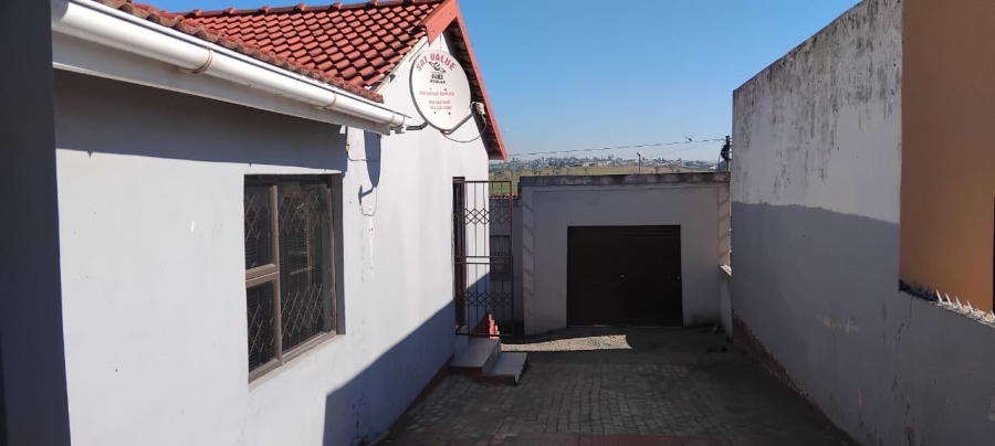 2 Bedroom Property for Sale in Phakamisa Eastern Cape